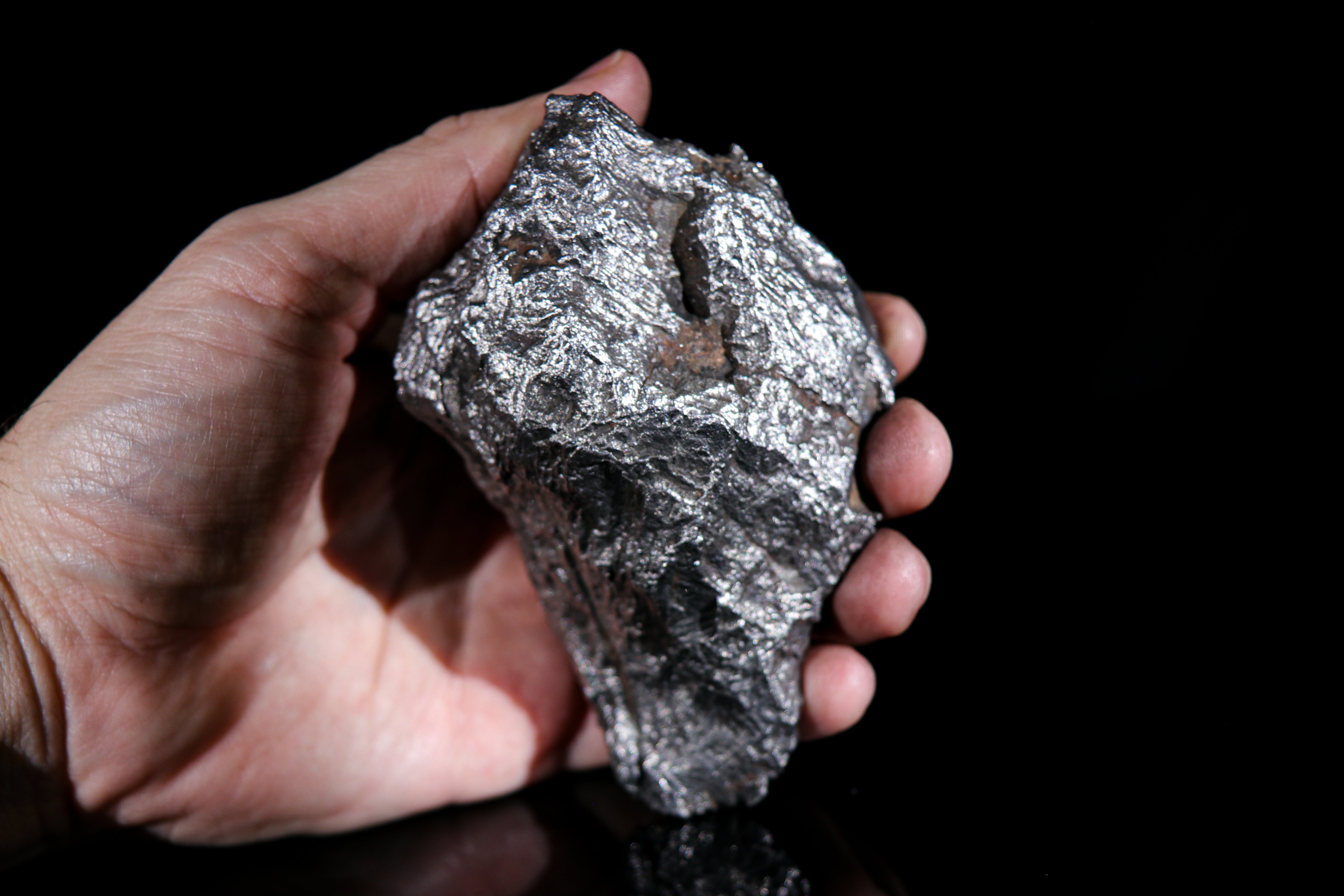 Aletai Iron Meteorite, Teardrop Shape - 1035.6g